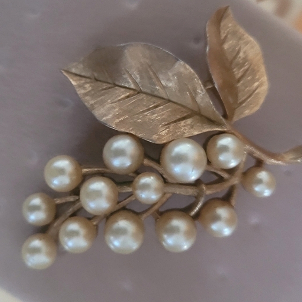 Crown Trifari Grape Cluster Faux Ivory Pearl Gold Brooch Vintage - Picture 2 of 4